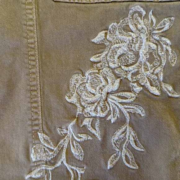 White House Black Market Mid-Rise Pret-a-Pedi Crop Embroidered Pants 6 - Picture 14 of 15